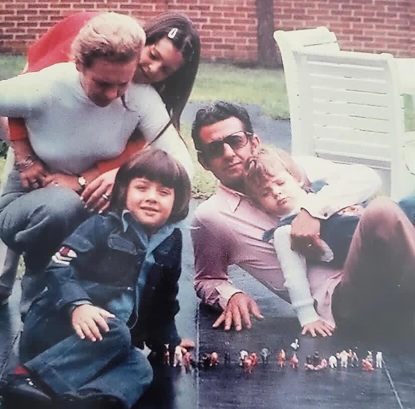Foto colorida dos anos 1970: a família de Francisco Vieira reunida no gramado