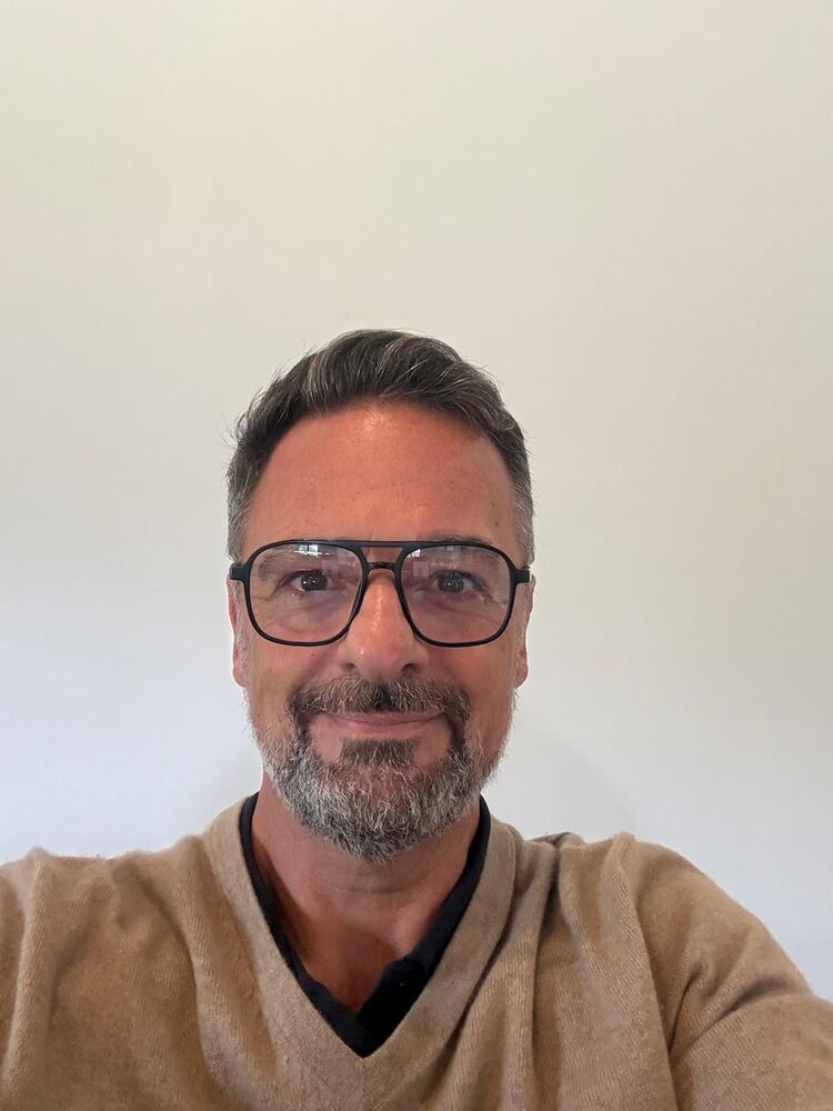 Francisco Vieira hoje, de óculos e suéter bege, sorrindo
