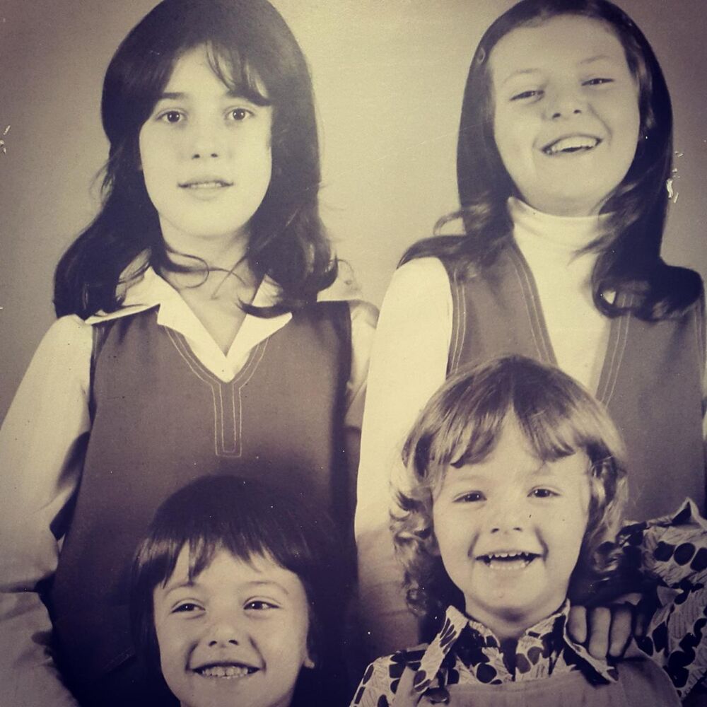 Retrato antigo em sépia de quatro crianças: Francisco Vieira e seus irmãos Claudia, Fernanda e Avelino