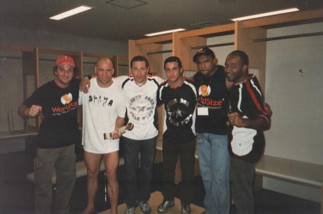 Integrantes da equipe reunidos nos bastidores de um evento no Japão