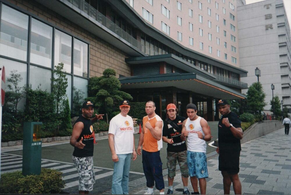 Grupo da equipe de luta em frente a um hotel no Japão