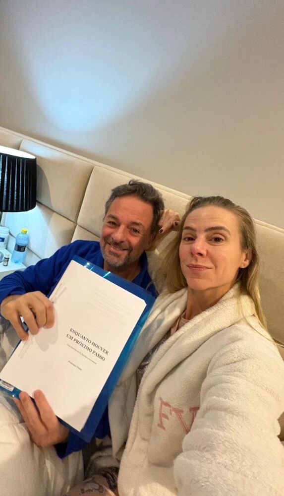 Francisco Vieira e Djuna sorrindo, ele segurando o manuscrito de Enquanto Houver um Próximo Passo