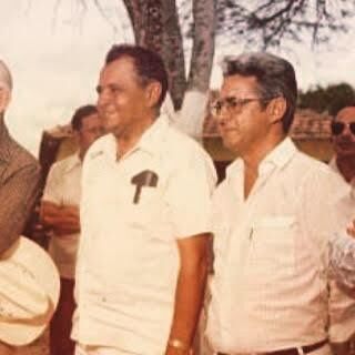Foto antiga colorida de Otaviano Duarte e Tomaz Edison de Andrade Vieira ao ar livre