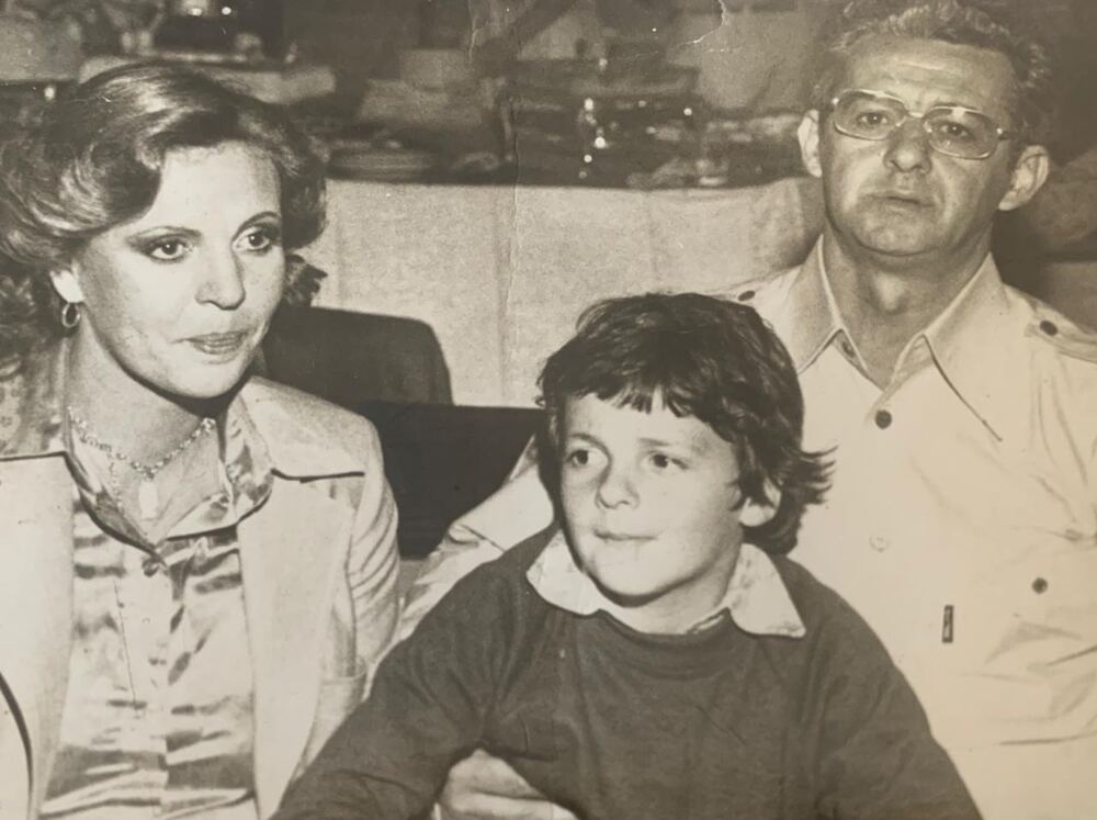 Foto em preto e branco de Francisco Vieira menino, entre a mãe e o pai